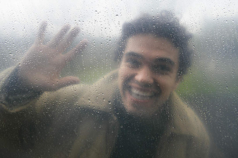 西方人,脸,头,眼睛,鼻子,嘴,耳朵,脸颊,眉毛,睫毛,手,一个人,站,笑,微笑,露齿笑,横图,室内,白天,正面,雨,暴雨,雾,大雨,欧洲,欧洲人,瞳孔,仅一个男性,仅一个人,阴影,服装,朦胧,模糊,反射,影子,注视,休闲装,仅一个年轻男性,衣服,扶,观察,看,站着,休闲,手部,休闲服,眼部,服饰,观看,细雨,迷雾,察看,扶着,关注,男人,男性,年轻男性,白种人,头部,鼻,鼻孔,耳,耳部,睫,口,口腔,脸部,脸蛋,眉,面部,眼,眼睫毛,眼眉,嘴巴,嘴唇,大雾,小雨,站立,半身,彩图,眼眉毛