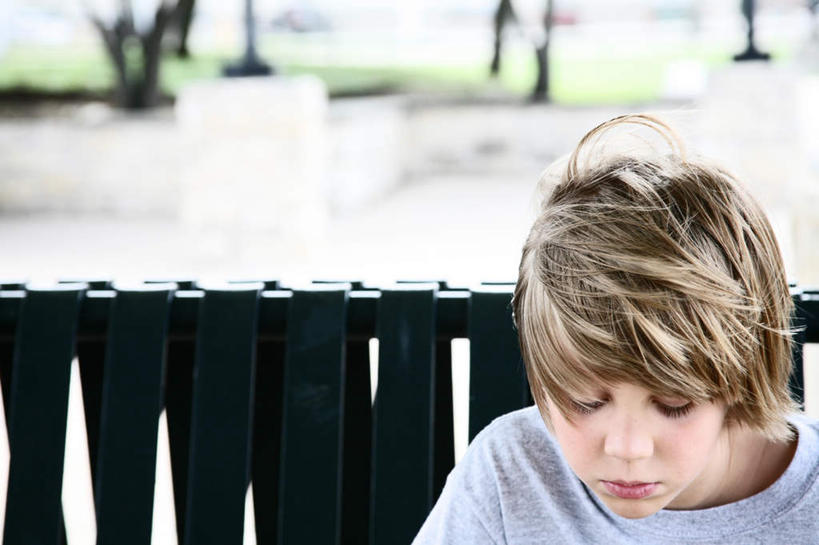 西方人,儿童,嘴,头发,一个人,栏杆,闭眼,横图,室外,白天,正面,失败,纯洁,欧洲,欧洲人,仅一个男性,仅一个人,阴影,服装,沮丧,朦胧,模糊,光线,影子,栅栏,篱笆,围栏,休闲装,护栏,小孩,衣服,白色,阳光,嘟嘴,仅一个小孩,休闲,难受,休闲服,金色,撅嘴,可爱,童年,童趣,无奈,服饰,失望,悲伤,伤心,难过,失落,童真,烂漫,无邪,颓废,挫败,受挫,落败,落空,错过,失足,失意,失策,失算,颓丧,衰颓,悲哀,懊丧,颓靡,气馁,丧气,败北,挫折,失利,天真,男孩,男人,男性,白种人,孩子,嘴巴,嘴唇,闭眼睛,闭着眼,闭着眼睛,半身,彩图,男生