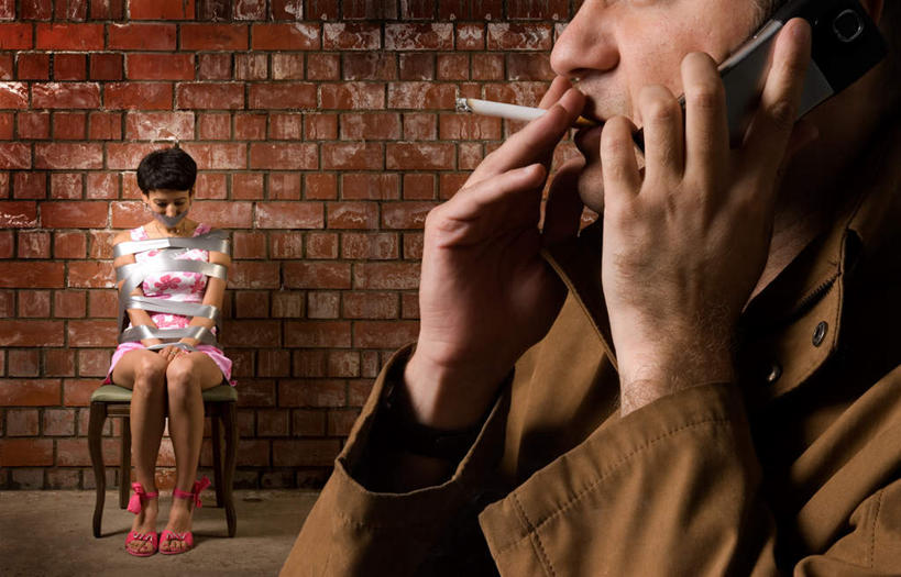 西方人,鼻子,嘴,手,两个人,站,打电话,横图,室内,白天,正面,香烟,电话,手机,椅子,欧洲,欧洲人,握,阴影,反射,影子,砖块,木椅,墙,拿,拿着,注视,通讯设备,砖墙,墙壁,墙面,观察,看,站着,手部,烟,握着,观看,察看,叼,关注,叼着,绑架,交流,危险,男人,男性,年轻男性,年轻女性,女人,女性,白种人,鼻,鼻孔,口,口腔,嘴巴,嘴唇,卷烟,烟草,纸烟,沟通,通话,站立,半身,彩图