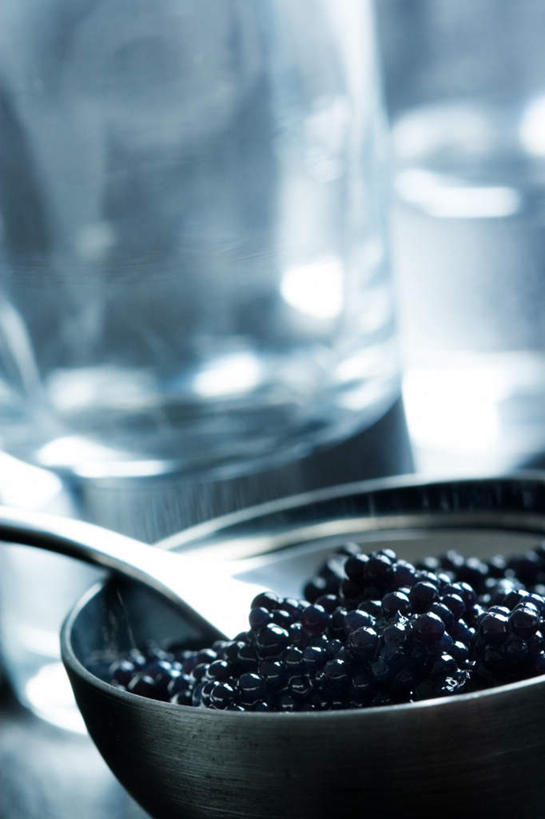 鱼子酱,无人,竖图,俯视,室内,特写,白天,许多,阴影,朦胧,模糊,光线,影子,勺子,很多,黑色,阳光,容器,调羹,汤匙,储藏,储存,彩图,高角度拍摄,贮存