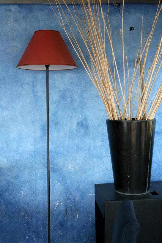 无人,竖图,室内,白天,正面,卧室,花瓶,照明,墙,灯光,稻草,墙壁,墙面,玻璃制品,灯,红色,蓝色,黑色,玻璃瓶,瓶子,灯具,落地灯,颜料,照亮,照明设备,彩图,睡房,卧房