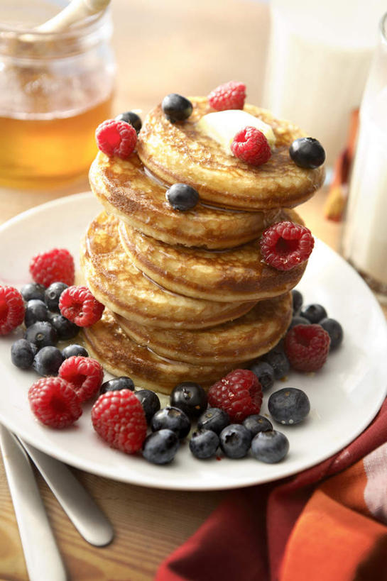 点心,面包,无人,竖图,俯视,室内,白天,烹饪,西餐,桌面,桌子,草莓,浆果,蓝莓,餐具,水果,一堆,许多,堆叠,堆积,朦胧,模糊,新鲜,木制,布料,碟子,盘,陶瓷,生食,料理,食品,面点,果实,陶瓷制品,布纹,菜肴,美食,桌布,食物,糕点,一个,蓝色,盘子,餐巾,木制品,碟,台布,土司,西式,佳肴,有机食品,绿色食品,单个,堆,散乱,洋莓,水果皇后,山都柿,蓝浆果,蓝靛果,红莓,地莓,彩图,高角度拍摄