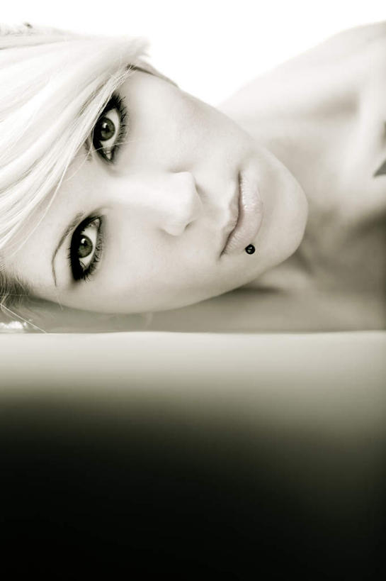 西方人,脸,头,眼睛,脸颊,眉毛,睫毛,头发,一个人,躺,竖图,室内,白天,侧面,欧洲,欧洲人,瞳孔,仅一个年轻女性,仅一个女性,仅一个人,棕色,注视,裸露,白色,观察,看,眼部,观看,察看,美人痣,关注,裸,卧着,年轻女性,女人,女性,白种人,头部,睫,脸部,脸蛋,眉,面部,眼,眼睫毛,眼眉,躺着,卧,半身,彩图,眼眉毛