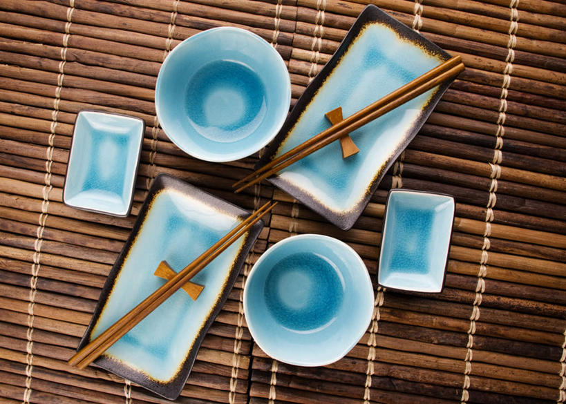 无人,横图,俯视,室内,特写,白天,筷子,静物,餐具,三只,碟子,盘,席子,陶瓷,竹席,筷架,陶瓷制品,筷枕,两双,文化,传统,排列,两个,蓝色,盘子,容器,碟,碗,储藏,礼节,筷子架,放置,搁置,安排,储存,礼仪,摆列,进餐用具,彩图,高角度拍摄,布列,分列,贮存