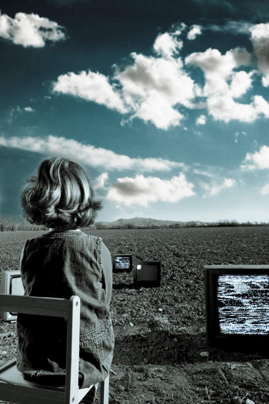 西方人,儿童,一个人,坐,竖图,室外,白天,纯洁,植物,柜子,电视,椅子,欧洲,欧洲人,仅一个女性,仅一个人,服装,枯萎,木椅,地平线,云,云朵,辽阔,枯草,地面,云彩,注视,休闲装,草,小孩,背面,衣服,黄色,蓝色,白云,蓝天,天空,橱柜,天,观察,看,仅一个小孩,休闲,广阔,休闲服,可爱,童年,童趣,服饰,晴朗,观看,一望无际,察看,关注,延伸,彩电,童真,烂漫,无邪,天地相交,显像管屏,显像管屏幕,黑白电视机,无边无际,一马平川,天真,女孩,女人,女性,白种人,孩子,电视机,晴空,坐着,彩图,全身,女生