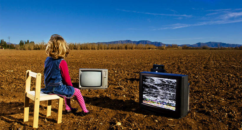 西方人,儿童,一个人,坐,横图,室外,白天,纯洁,山,山脉,植物,电视,椅子,欧洲,欧洲人,仅一个女性,仅一个人,服装,枯萎,木椅,地平线,山峰,辽阔,枯草,地面,山峦,注视,休闲装,草,小孩,背面,衣服,黄色,群山,观察,看,仅一个小孩,休闲,广阔,休闲服,可爱,童年,童趣,服饰,观看,一望无际,察看,关注,延伸,彩电,童真,烂漫,无邪,天地相交,显像管屏,显像管屏幕,黑白电视机,无边无际,一马平川,天真,女孩,女人,女性,白种人,孩子,电视机,坐着,彩图,全身,女生