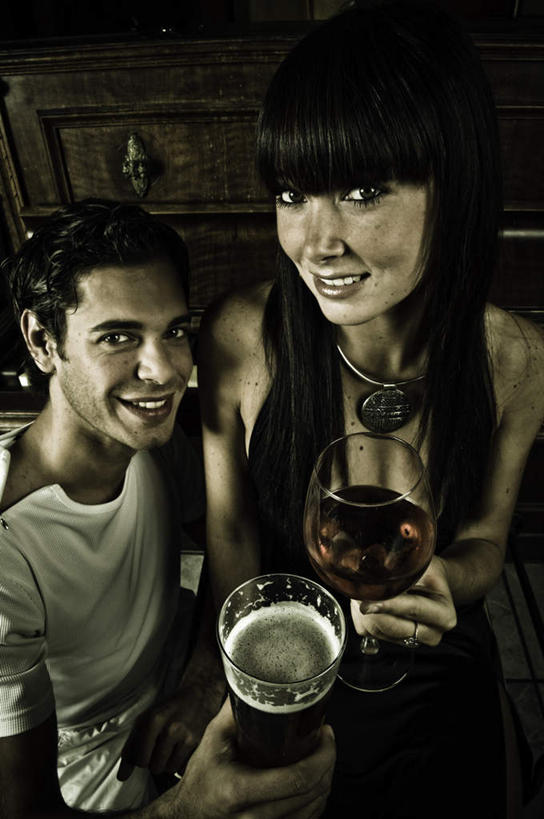 啤酒,西方人,两个人,夫妻,酒吧,站,笑,微笑,露齿笑,竖图,俯视,室内,白天,爱情,杯子,欧洲,欧洲人,酒类,浪漫,注视,玻璃制品,酒,饮料,一个,酒杯,啤酒杯,观察,看,站着,恩爱,恋人,单个,观看,察看,关注,男人,男性,年轻男性,年轻女性,女人,女性,白种人,夫妇,情侣,玻璃杯,站立,半身,彩图,高角度拍摄,酒吧间,酒馆,伴侣