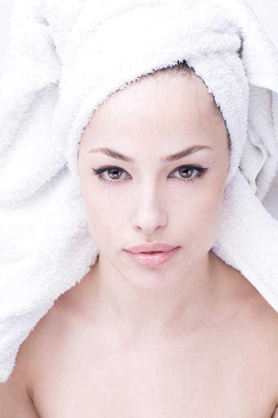 西方人,脸,头,眼睛,鼻子,嘴,脸颊,眉毛,睫毛,一个人,竖图,室内,特写,白天,正面,卫生间,浴室,欧洲,欧洲人,瞳孔,仅一个年轻女性,仅一个女性,仅一个人,戴,包裹,浴帽,注视,白色,观察,看,眼部,观看,戴着,察看,关注,一顶,年轻女性,女人,女性,白种人,头部,鼻,鼻孔,睫,脸部,脸蛋,眉,面部,眼,眼睫毛,眼眉,嘴巴,嘴唇,淋浴房,半身,彩图,冲凉房,沐浴间,沐浴室,眼眉毛