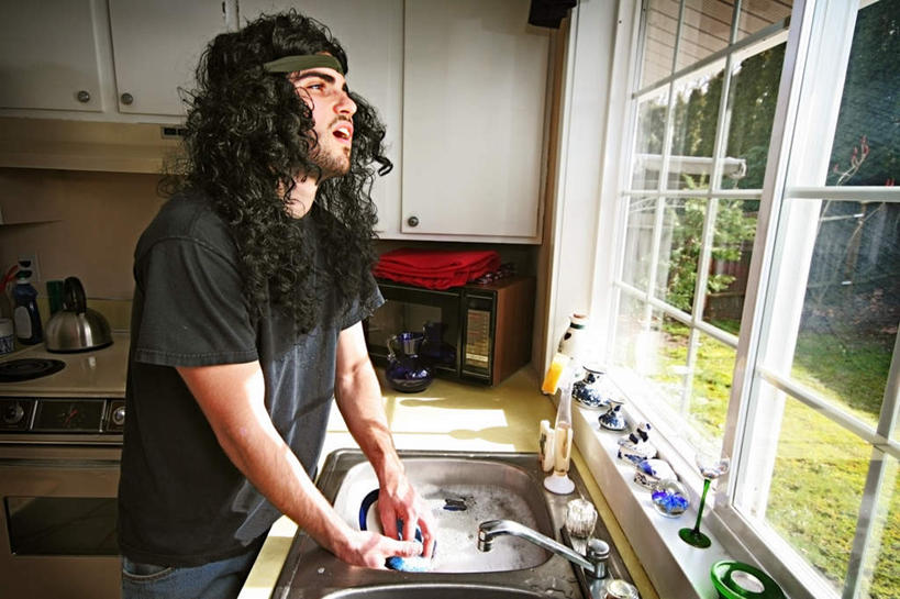 西方人,头发,一个人,站,横图,室内,白天,侧面,草地,草坪,植物,厨房,窗户,柜子,欧洲,欧洲人,仅一个男性,仅一个人,一排,阴影,服装,整齐,光线,水槽,水龙头,影子,注视,休闲装,洗碗,玻璃窗,窗台,草,树,树木,排列,仅一个年轻男性,衣服,绿色,黑色,阳光,自然,瓶子,塑料制品,橱柜,观察,看,站着,休闲,休闲服,塑料瓶,服饰,生长,成长,观看,察看,队列,关注,男人,男性,年轻男性,白种人,卷发,站立,半身,彩图,灶间