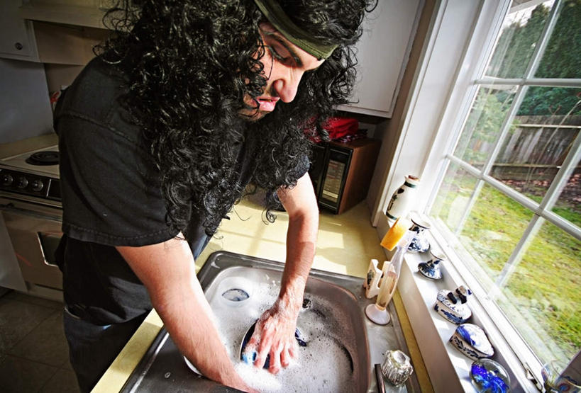 西方人,头发,一个人,站,横图,室内,白天,侧面,厨房,窗户,柜子,欧洲,欧洲人,仅一个男性,仅一个人,服装,水槽,水龙头,注视,休闲装,洗碗,玻璃窗,仅一个年轻男性,衣服,黑色,橱柜,低头,观察,看,站着,休闲,休闲服,服饰,观看,察看,关注,男人,男性,年轻男性,白种人,卷发,站立,半身,彩图,灶间