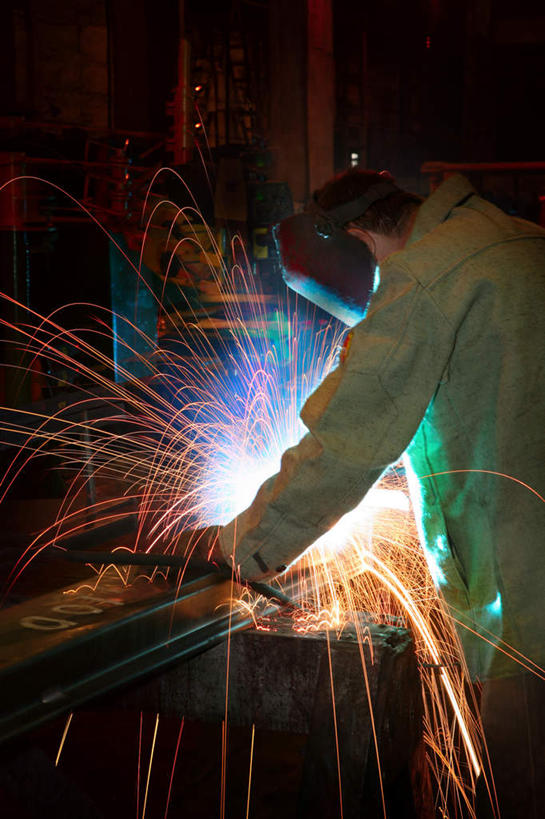 西方人,一个人,工厂,站,竖图,俯视,室内,白天,欧洲,欧洲人,仅一个男性,仅一个人,仅一个中年男性,握,阴影,服装,光线,影子,墙,灯光,拿,拿着,注视,休闲装,墙壁,墙面,衣服,低头,观察,看,站着,休闲,休闲服,握着,服饰,观看,察看,关注,面罩,铁块,男人,男性,中年男性,白种人,站立,半身,彩图,高角度拍摄,工地,制造厂