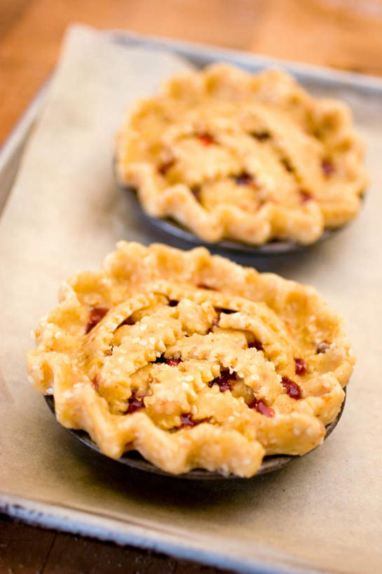 点心,无人,竖图,俯视,室内,白天,桌面,桌子,餐具,木制,碟子,盘,食品,甜点,甜品,纸张,蛋挞,食物,糕点,两个,黄色,盘子,木制品,碟,甜食,彩图,高角度拍摄