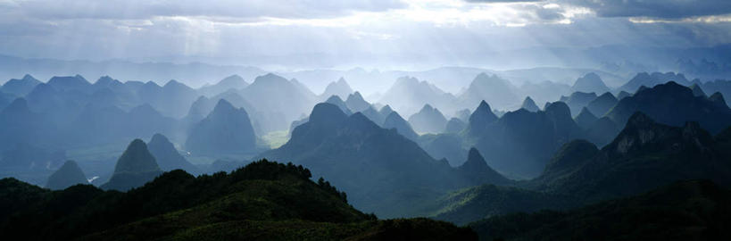 无人,横图,俯视,航拍,室外,白天,旅游,度假,美景,山,山脉,植物,桂林,中国,亚洲,阴影,梦幻,发光,光束,光线,影子,景观,山峰,云,云朵,光亮,山峦,云彩,娱乐,树,树木,蓝色,绿色,白云,蓝天,天空,阳光,自然,群山,天,享受,休闲,景色,放松,生长,晴朗,成长,广西,未来,鸟瞰,发亮,自然风光,东亚,憧憬,广西壮族自治区,中华人民共和国,桂林市,桂,华南地区,晴空,彩图,高角度拍摄