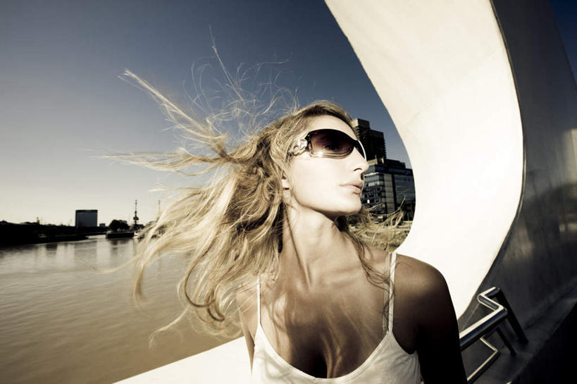 西方人,一个人,高楼大厦,栏杆,站,横图,室内,白天,仰视,度假,海浪,海洋,美景,窗户,城市风光,城市,大厦,建筑,摩天大楼,欧洲,欧洲人,仅一个年轻女性,仅一个女性,仅一个人,阴影,光线,背心,墨镜,眼镜,影子,景观,浪花,围栏,扭头,注视,娱乐,建设,护栏,玻璃窗,蓝色,白色,蓝天,天空,阳光,海水,太阳镜,太阳眼镜,天,观察,看,站着,转头,享受,休闲,遮阳镜,景色,放松,晴朗,观看,察看,微风,关注,和风,海景,万里无云,轻风,年轻女性,女人,女性,白种人,大海,风浪,海,海水的波动,近岸浪,涌浪,晴空,晴空万里,站立,半身,彩图,低角度拍摄,大楼,高层建筑,高楼,摩天楼