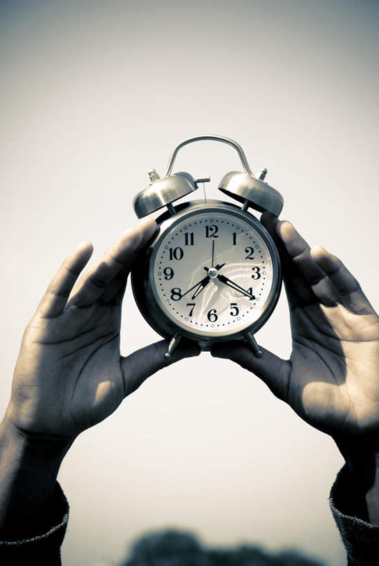 西方人,手,一个人,站,举,竖图,室内,白天,仰视,欧洲,欧洲人,仅一个男性,仅一个人,一双,许多,握,阴影,围绕,时间,光线,标志,时钟,文字,影子,字符,字母,地面,很多,拿,计时,拿着,标识,仅一个年轻男性,一个,阳光,钟表,托,站着,手部,表,时针,握着,单个,秒针,分针,阿拉伯文,阿拉伯语,阿拉伯字母,男人,男性,年轻男性,白种人,钟,举起,举手,举着,向上举,向上伸,向上托,站立,半身,彩图,低角度拍摄