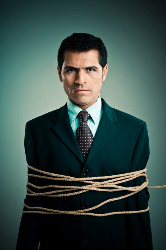 西方人,一个人,站,竖图,室内,白天,正面,衬衫,西装,房间,欧洲,欧洲人,仅一个男性,仅一个人,仅一个中年男性,阴影,套装,正装,光线,影子,墙,灯光,领带,注视,职业装,墙壁,墙面,绳子,观察,看,站着,观看,绳索,察看,象征,庄重,关注,绑架,身份,正式,地位,男人,男性,中年男性,白种人,站立,半身,彩图,衬衣