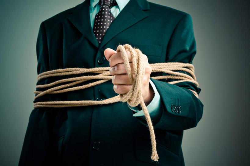 西方人,一个人,站,举,横图,室内,白天,正面,衬衫,西装,房间,欧洲,欧洲人,仅一个男性,仅一个人,仅一个中年男性,握,阴影,套装,正装,光线,影子,墙,灯光,领带,拿,拿着,职业装,墙壁,墙面,绳子,托,站着,握着,绳索,象征,庄重,绑架,身份,正式,地位,男人,男性,中年男性,白种人,举起,举手,举着,向上举,向上伸,向上托,站立,半身,彩图,衬衣