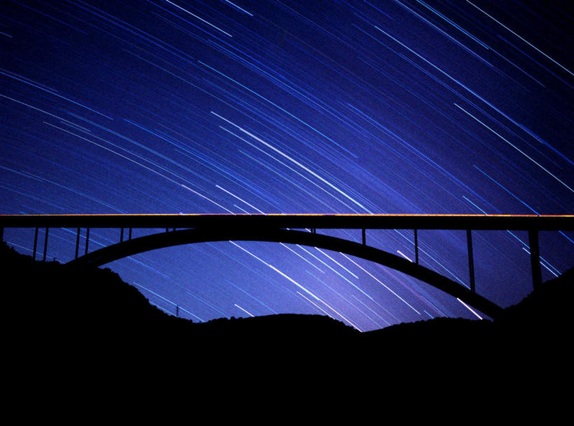 无人,横图,室外,夜晚,正面,旅游,度假,流星,美景,山,山脉,大桥,立交桥,桥梁,美国,景观,山峰,高架,斜拉桥,桥,山峦,文化,娱乐,自然,群山,祈祷,享受,休闲,景色,放松,许愿,祈求,天体,北美,北美洲,加利福尼亚,天文,自然风光,美洲,天文学,加州,加利福尼亚州,金州,黄金州,北亚美利加洲,亚美利加洲,圣巴巴拉,圣塔巴巴拉,圣塔芭芭拉市,流星雨,彩图