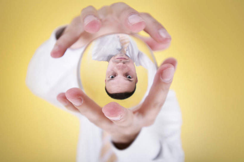 西方人,一个人,站,举,横图,室内,白天,正面,欧洲,欧洲人,仅一个男性,仅一个人,黄色背景,透明,水晶,仅一个年轻男性,纸巾,托,站着,球体,水晶球,擦拭,摄影,影棚,男人,男性,年轻男性,白种人,举起,举手,举着,向上举,向上伸,向上托,站立,半身,彩图,影棚拍摄,拍摄