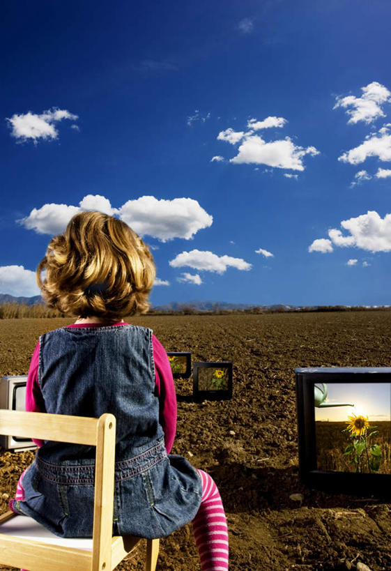 西方人,儿童,一个人,坐,竖图,室外,白天,爱情,幸福,纯洁,太阳,植物,向日葵,电视,椅子,欧洲,欧洲人,仅一个女性,仅一个人,阴影,枯萎,盛开,光线,影子,木椅,地平线,云,云朵,辽阔,枯草,地面,花蕾,云彩,注视,草,花,花瓣,花朵,鲜花,小孩,背面,黄色,蓝色,白云,蓝天,天空,阳光,天,花苞,花蕊,观察,看,仅一个小孩,广阔,可爱,童年,童趣,晴朗,观看,一望无际,察看,关注,延伸,彩电,光辉,童真,烂漫,无邪,沉默,忠诚,天地相交,勇敢,彩色电视机,显像管屏,显像管屏幕,投缘,爱慕,无边无际,一马平川,高傲,天真,朝阳花,葵花,望日莲,向阳花,转日莲,女孩,女人,女性,白种人,孩子,电视机,晴空,坐着,半身,彩图,女生