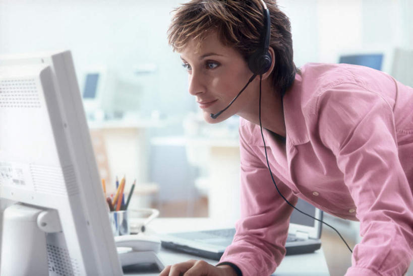 西方人,脸,头,眼睛,鼻子,嘴,耳朵,脸颊,眉毛,睫毛,一个人,笑,微笑,横图,室内,特写,白天,正面,通讯,客服,电脑,显示器,鼠标,键盘,桌子,笔筒,欧洲,欧洲人,瞳孔,仅一个年轻女性,仅一个女性,仅一个人,弯腰,阴影,服装,反射,网络,信息,笔,影子,办公桌,办公用品,话务员,注视,休闲装,输入设备,通讯设备,文具,衣服,耳机,耳麦,话筒,学习用品,观察,看,休闲,休闲服,台式电脑,服务,眼部,通信,服饰,观看,鞠躬,协调,文具用品,察看,麦克风,关注,销售,礼仪,通信设备,输出设备,客服人员,电话销售,弯身,尊敬,恭敬,接待员,年轻女性,女人,女性,白种人,头部,鼻,鼻孔,耳,耳部,睫,口,口腔,脸部,脸蛋,眉,面部,眼,眼睫毛,眼眉,嘴巴,嘴唇,接线员,半身,彩图,眼眉毛