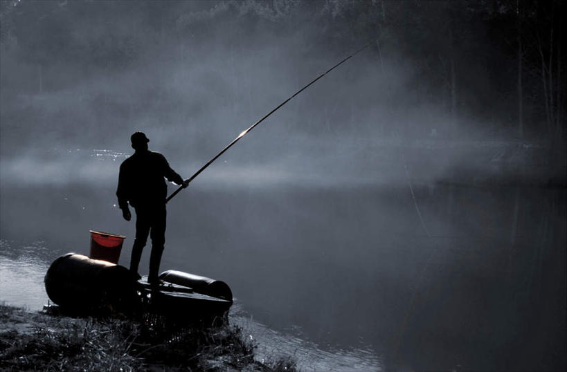 西方人,手,一个人,站,横图,室外,特写,白天,草地,草坪,湖,湖泊,石头,水,植物,雾,帽子,钓鱼竿,欧洲,欧洲人,仅一个男性,仅一个人,握,服装,朦胧,模糊,石子,桶,湖面,水流,水面,拿,拿着,休闲装,草,仅一个年轻男性,背面,衣服,绿色,容器,遮阳帽,湖水,站着,休闲,手部,休闲服,握着,服饰,储藏,渔具,迷雾,储存,男人,男性,年轻男性,白种人,钓竿,鱼竿,石块,大雾,站立,彩图,全身,钓鱼,贮存