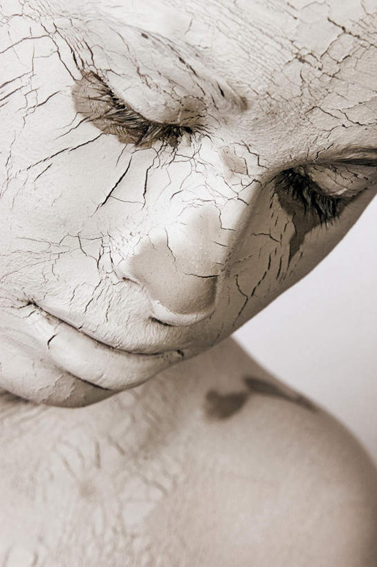 西方人,脸,头,脸颊,一个人,模特,站,闭眼,竖图,室内,特写,白天,白色背景,正面,欧洲,欧洲人,仅一个男性,仅一个人,艺术,缝隙,裂缝,裂痕,面具,手工艺品,倾斜,文化,裸露,肩膀,仅一个年轻男性,白色,工艺品,站着,摄影,影棚,赤裸,粘土,高雅,裸,歪斜,手工艺,自信心,品位,男人,男性,年轻男性,白种人,头部,脸部,脸蛋,面部,模特儿,闭眼睛,闭着眼,闭着眼睛,站立,半身,彩图,影棚拍摄,拍摄