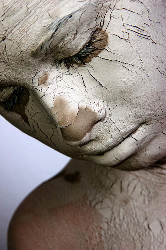 西方人,脸,头,脸颊,一个人,模特,站,闭眼,竖图,室内,特写,白天,白色背景,正面,欧洲,欧洲人,仅一个男性,仅一个人,艺术,缝隙,裂缝,裂痕,面具,手工艺品,倾斜,文化,裸露,肩膀,仅一个年轻男性,白色,工艺品,站着,摄影,影棚,赤裸,粘土,高雅,裸,歪斜,手工艺,自信心,品位,男人,男性,年轻男性,白种人,头部,脸部,脸蛋,面部,模特儿,闭眼睛,闭着眼,闭着眼睛,站立,半身,彩图,影棚拍摄,拍摄