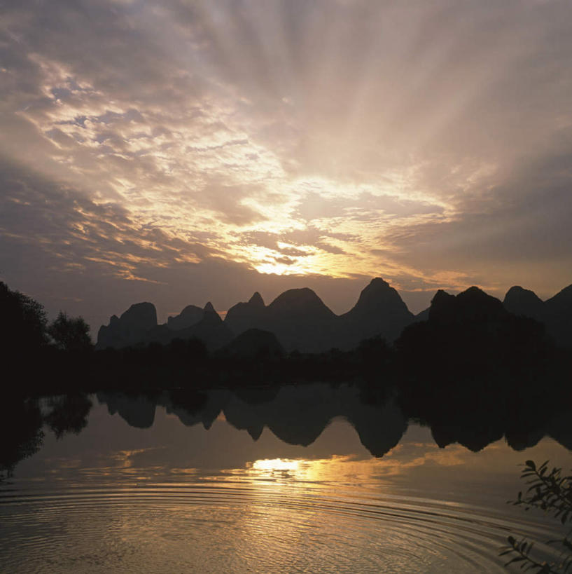 无人,竖图,全景,室外,白天,正面,旅游,度假,湖,湖泊,美景,日落,山,山脉,水,天际线,桂林,中国,亚洲,波纹,光线,光泽,湖面,景观,山峰,水流,水面,晚霞,霞光,落日,光芒,山峦,娱乐,倒影,水纹,天空,自然,黄昏,波浪,湖水,群山,天,享受,休闲,景色,彩霞,放松,广西,倒映,自然风光,光辉,东亚,广西壮族自治区,中华人民共和国,桂林市,桂,华南地区,毫光,夕照,反照,夕阳,彩图,斜阳