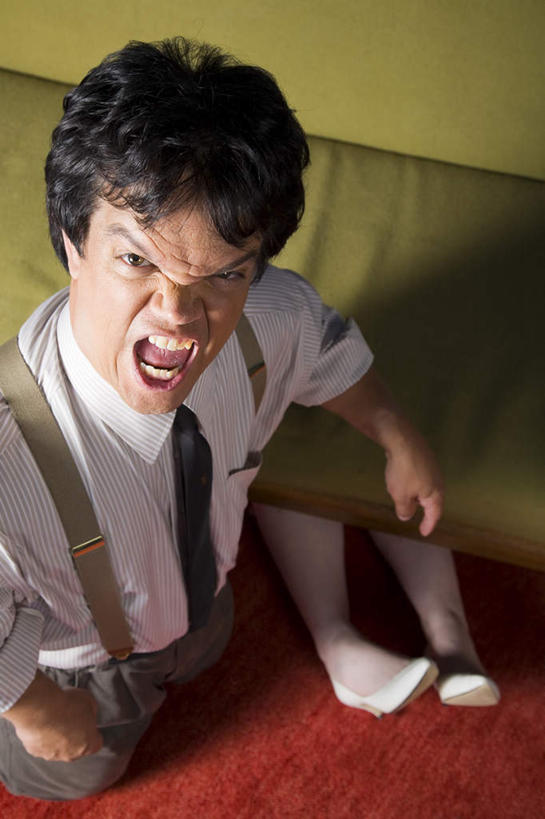 西方人,一个人,病人,跪,竖图,俯视,室内,白天,高跟鞋,沙发,鞋子,欧洲,欧洲人,仅一个男性,仅一个人,一双,注视,仅一个年轻男性,一个,白色,观察,看,张嘴,单个,观看,害怕,察看,胆怯,关注,残疾,残疾人,张大嘴巴,布艺沙发,伤残,残障,弱势群体,畏惧,侏儒,男人,男性,年轻男性,白种人,患者,就医者,张开嘴,跪着,半身,彩图,高角度拍摄