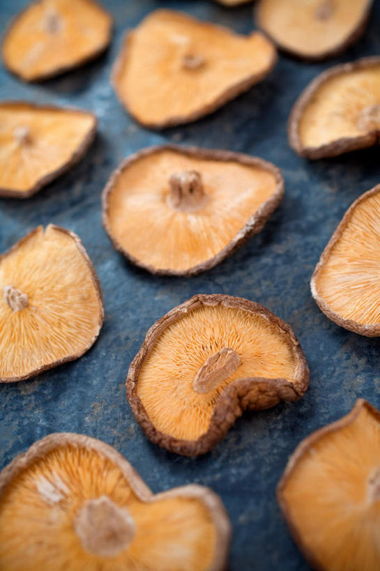 无人,竖图,俯视,室外,特写,白天,蔬菜,静物,一排,新鲜,整齐,菌菇,香菇,食品,菌类,食物,排列,食用菌,有机食品,绿色食品,队列,彩图,高角度拍摄