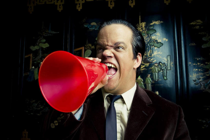 西方人,脸,头,脸颊,手,一个人,站,横图,室内,特写,白天,正面,西装,欧洲,欧洲人,仅一个男性,仅一个人,握,套装,正装,生气,拿,拿着,职业装,喇叭,仅一个年轻男性,红色,话筒,站着,张嘴,手部,叫,握着,愤怒,发怒,扩音器,传声筒,情绪,脾气,张大嘴巴,忿怒,怨恨,强烈,激动,男人,男性,年轻男性,白种人,头部,脸部,脸蛋,面部,张开嘴,站立,半身,彩图