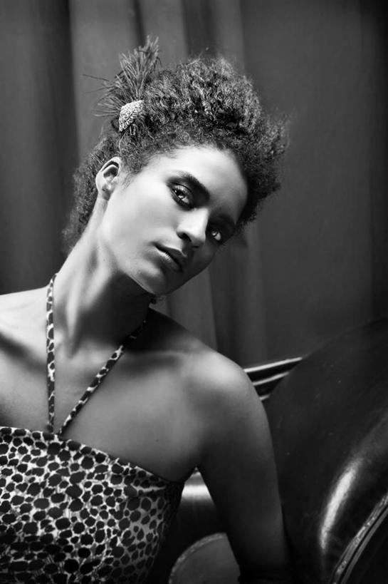 西方人,脸,头,眼睛,鼻子,嘴,耳朵,脸颊,眉毛,睫毛,一个人,竖图,黑白,室内,特写,白天,正面,裙子,窗帘,椅子,欧洲,欧洲人,瞳孔,仅一个年轻女性,仅一个女性,仅一个人,连衣裙,木椅,注视,观察,看,眼部,观看,察看,关注,年轻女性,女人,女性,白种人,头部,鼻,鼻孔,耳,耳部,睫,口,口腔,脸部,脸蛋,眉,面部,眼,眼睫毛,眼眉,嘴巴,嘴唇,半身,眼眉毛