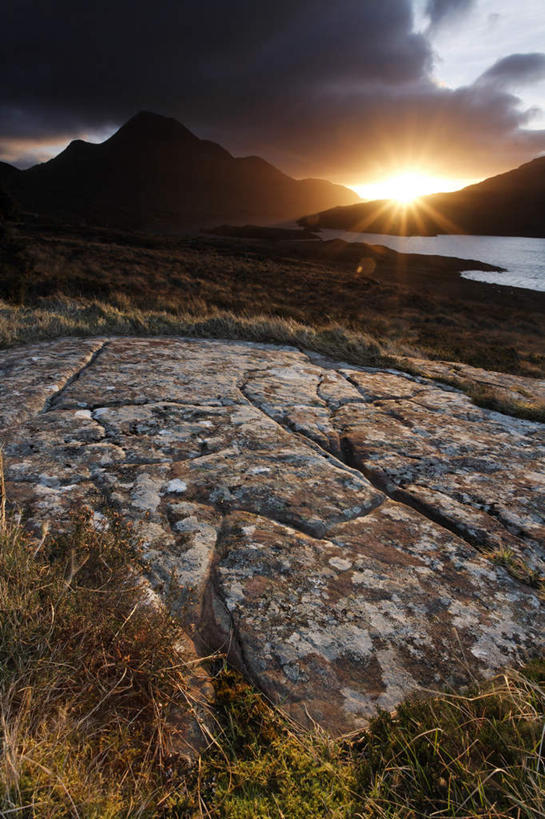 无人,竖图,俯视,室外,白天,旅游,度假,草地,草坪,日出,湖,湖泊,石头,美景,山,山脉,水,太阳,植物,英国,欧洲,阴影,缝隙,裂缝,光线,石子,影子,湖面,景观,山峰,水流,水面,云,云朵,朝霞,晨曦,黎明,山峦,云彩,娱乐,苏格兰,草,蓝色,绿色,白云,蓝天,天空,阳光,自然,湖水,群山,天,享受,休闲,景色,放松,晴朗,西欧,自然风光,大不列颠,漏洞,大不列颠及北爱尔兰联合王国,大不列颠联合王国,日不落英帝国,苏格兰王国,石块,岩石,朝阳,晴空,彩图,高角度拍摄,破晓