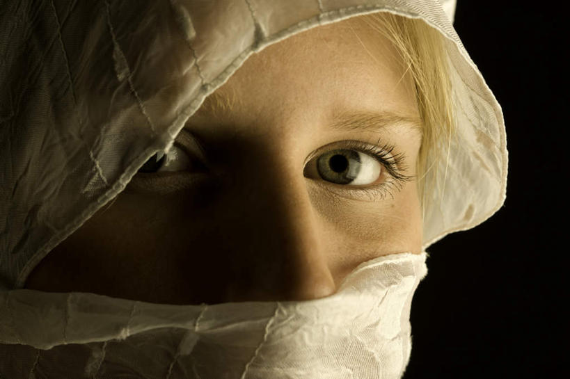 西方人,脸,头,眼睛,脸颊,眉毛,睫毛,一个人,站,横图,室内,特写,白天,正面,欧洲,欧洲人,瞳孔,仅一个年轻女性,仅一个女性,仅一个人,黑色背景,注视,纱巾,观察,看,站着,遮,遮掩,眼部,摄影,影棚,观看,察看,掩盖,遮挡,关注,遮盖,掩饰,年轻女性,女人,女性,白种人,头部,睫,脸部,脸蛋,眉,面部,眼,眼睫毛,眼眉,站立,半身,彩图,影棚拍摄,拍摄,眼眉毛