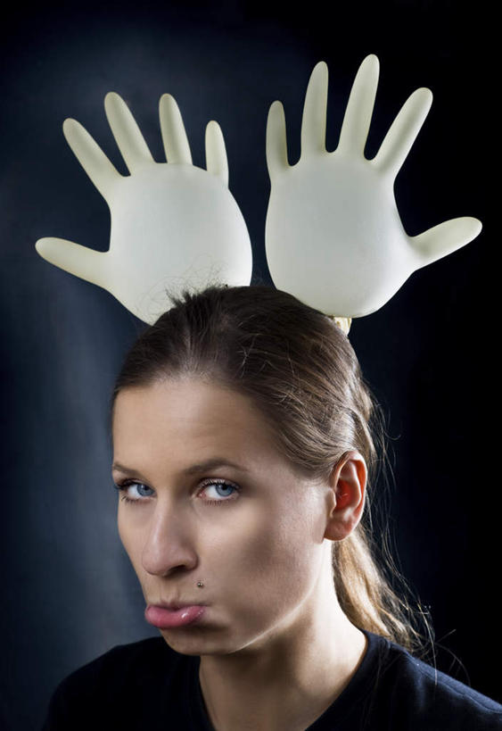 西方人,脸,头,眼睛,嘴,脸颊,眉毛,睫毛,头发,一个人,竖图,室内,白天,正面,失败,欧洲,欧洲人,瞳孔,仅一个年轻女性,仅一个女性,仅一个人,一副,服装,沮丧,装饰,注视,休闲装,衣服,蓝色,手套,嘟嘴,观察,看,休闲,难受,温暖,休闲服,金色,撅嘴,无奈,眼部,服饰,观看,保暖,失望,悲伤,华丽,点缀,察看,伤心,难过,御寒,关注,失落,颓废,挫败,受挫,落败,落空,错过,失足,失意,失策,失算,颓丧,衰颓,悲哀,懊丧,颓靡,气馁,丧气,衬托,美观,雅致,雅观,败北,挫折,失利,年轻女性,女人,女性,白种人,头部,睫,脸部,脸蛋,眉,面部,眼,眼睫毛,眼眉,嘴巴,嘴唇,半身,彩图,眼眉毛