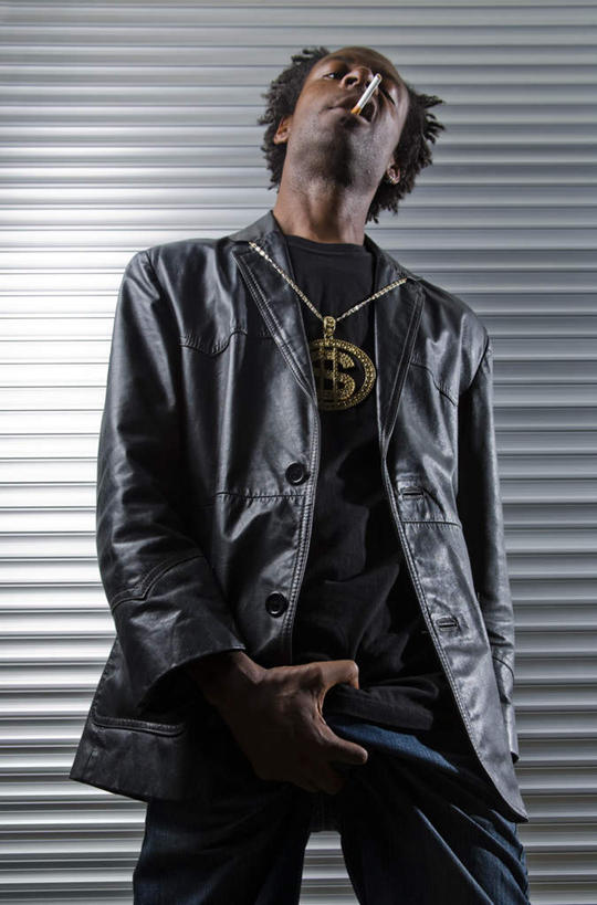 西方人,手,一个人,站,竖图,室外,白天,正面,香烟,项链,欧洲,非洲,黑人,欧洲人,仅一个男性,仅一个人,握,阴影,服装,反射,影子,拿,拿着,休闲装,装饰品,仅一个年轻男性,衣服,饰品,首饰,站着,休闲,手部,休闲服,烟,握着,拽,服饰,卷帘门,叼,叼着,男人,男性,年轻男性,非洲人,卷烟,烟草,纸烟,站立,半身,彩图