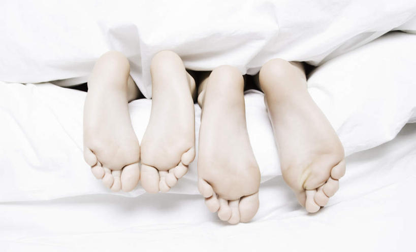 西方人,儿童,腿部,脚,脚趾,脚趾甲,腿,两个人,横图,室内,白天,正面,纯洁,床,欧洲,欧洲人,阴影,反射,影子,床单,被子,小孩,白色,可爱,童年,童趣,单人床,卫生,被单,童真,纯真,烂漫,无邪,洁净,光明,恬静,中间色,朴素,清白,天真,男孩,男人,男性,白种人,脚指甲,半身,彩图,男生