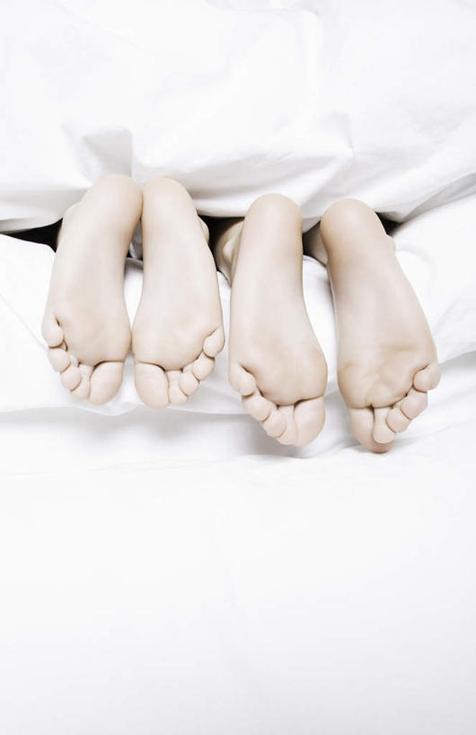 西方人,儿童,腿部,脚,脚趾,脚趾甲,腿,两个人,竖图,室内,白天,正面,纯洁,床,欧洲,欧洲人,阴影,反射,影子,床单,被子,小孩,白色,可爱,童年,童趣,单人床,卫生,被单,童真,纯真,烂漫,无邪,洁净,光明,恬静,中间色,朴素,清白,天真,男孩,男人,男性,白种人,脚指甲,半身,彩图,男生