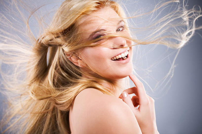 西方人,一个人,站,横图,室内,白天,侧面,欧洲,欧洲人,仅一个年轻女性,仅一个女性,仅一个人,指,蓝色背景,注视,方向,裸露,观察,看,手势,站着,金色,摄影,影棚,观看,飘逸,察看,指向,食指,关注,裸,超脱,超逸,俊逸,萧洒,潇洒,年轻女性,女人,女性,白种人,长发,站立,半身,彩图,影棚拍摄,拍摄