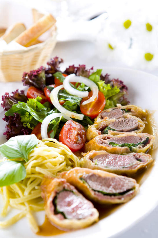 无人,竖图,俯视,室内,白天,烹饪,西餐,蔬菜,餐具,新鲜,碟子,盘,生食,蔬菜沙拉,牛排,沙拉,料理,食品,色拉,沙律,菜肴,美食,食物,盘子,碟,西式,一盘,摄影,佳肴,有机食品,绿色食品,影棚,色拉酱,千岛酱,彩图,高角度拍摄,影棚拍摄,拍摄