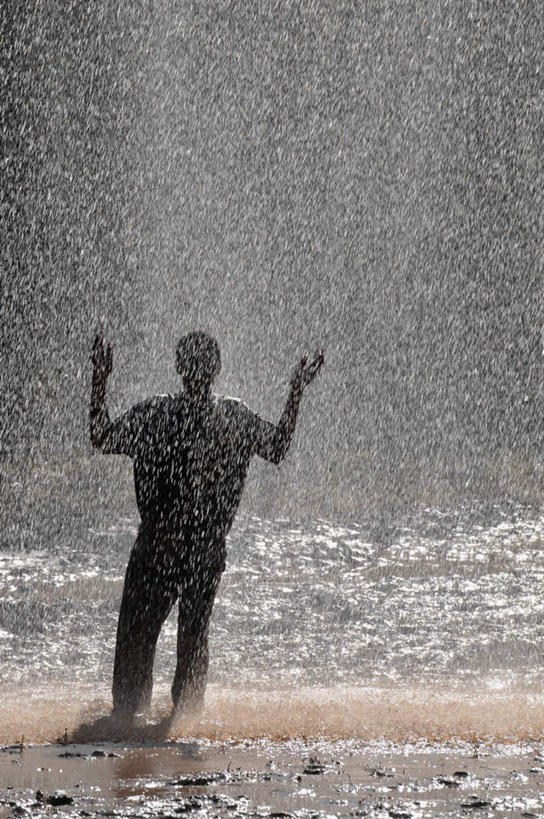 西方人,一个人,站,举,竖图,室外,白天,雨,暴雨,大雨,欧洲,欧洲人,仅一个男性,仅一个人,阴影,服装,朦胧,模糊,光线,影子,注视,休闲装,仅一个年轻男性,背面,衣服,阳光,观察,看,托,站着,休闲,休闲服,服饰,观看,细雨,察看,关注,泥泞,男人,男性,年轻男性,白种人,小雨,举起,举手,举着,向上举,向上伸,向上托,站立,彩图,全身
