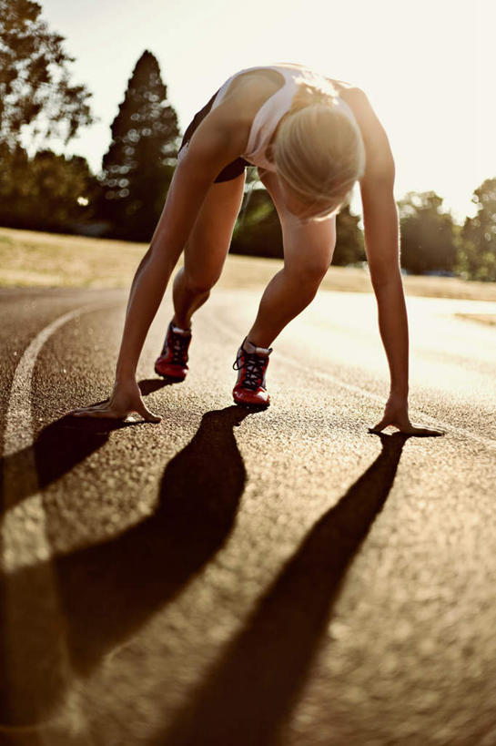 西方人,一个人,竖图,室外,白天,仰视,树林,植物,欧洲,欧洲人,仅一个年轻女性,仅一个女性,仅一个人,撑,准备,线,跑道,注视,树,树木,蓝色,绿色,白色,蓝天,天空,自然,天,低头,观察,看,生长,晴朗,成长,观看,察看,撑着,关注,预备,万里无云,年轻女性,女人,女性,白种人,晴空,晴空万里,彩图,低角度拍摄,全身