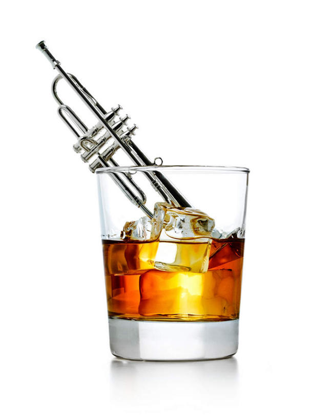 威士忌,无人,竖图,室内,特写,白天,白色背景,正面,杯子,冰,冰块,乐器,铜管乐器,小号,酒类,音乐,冷冻,玻璃制品,酒,饮料,一个,一只,黄色,水杯,寒冷,摄影,影棚,插入,冷藏,单个,冰冷,铜管,保鲜,烈酒,玻璃杯,彩图,影棚拍摄,拍摄