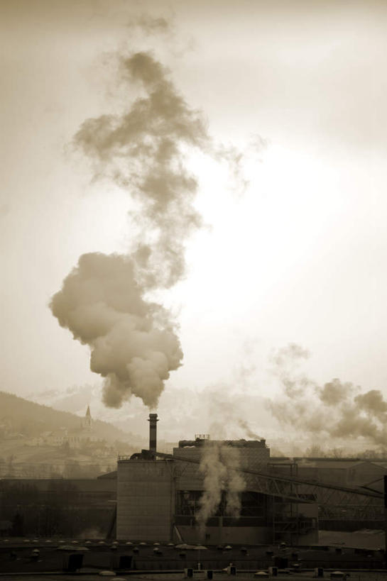 无人,工厂,竖图,室外,白天,留白,正面,烟囱,山,雾,全球变暖,卡车,汽车,沸腾,朦胧,模糊,蒸汽,山峰,褐色,山峦,水蒸气,雾气,车,交通工具,肮脏,污染,气体,载具,邋遢,蒸发,龌龊,污秽,恶浊,彩图,工地,制造厂