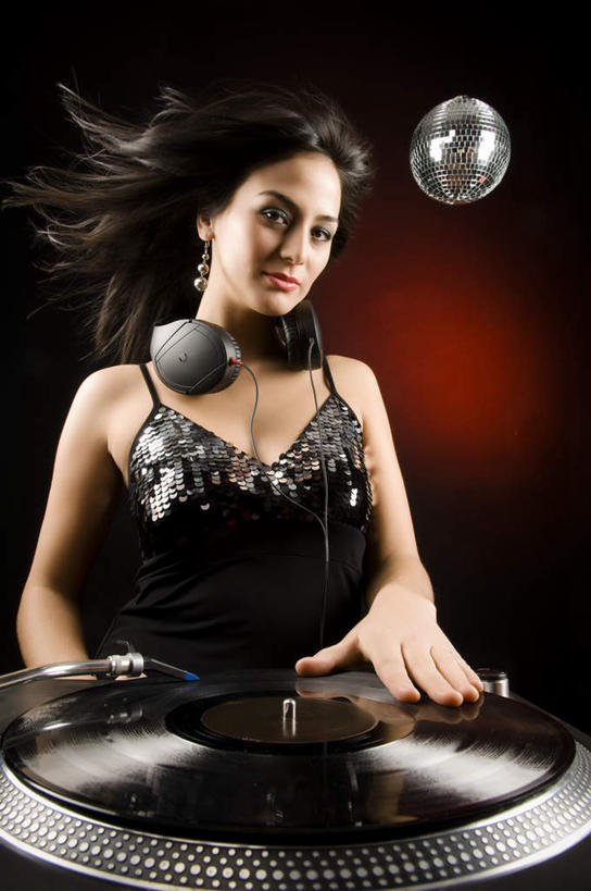 西方人,一个人,站,竖图,彩色,室内,白天,正面,晚礼服,快乐,满意,幸福,光晕,霓虹灯,欧洲,欧洲人,仅一个年轻女性,仅一个女性,仅一个人,吊挂,悬挂,灯光,七彩,音响,音乐,挂,注视,娱乐,光源,霓虹,灯,球,一个,红色,黑色,耳机,观察,看,站着,一件,享受,休闲,球体,放松,媒体,空中,单个,观看,操纵,察看,操作,舒适,享乐,照明设备,关注,广播,驾驭,主持人,主持,利用,氖灯,把持,支配,尤物,年轻女性,女人,女性,白种人,站立,半身,彩图,晚宴服,舞会服,洋服,洋装,夜礼服,佳丽,丽人,美人