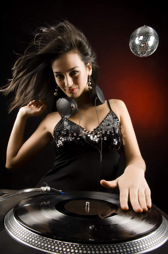 西方人,一个人,站,竖图,彩色,室内,白天,正面,晚礼服,快乐,满意,幸福,光晕,霓虹灯,欧洲,欧洲人,仅一个年轻女性,仅一个女性,仅一个人,吊挂,悬挂,灯光,七彩,音响,音乐,挂,注视,娱乐,光源,霓虹,灯,球,一个,红色,黑色,耳机,观察,看,站着,一件,享受,休闲,球体,放松,媒体,空中,单个,观看,操纵,察看,操作,舒适,享乐,照明设备,关注,广播,驾驭,主持人,主持,利用,氖灯,把持,支配,尤物,年轻女性,女人,女性,白种人,站立,半身,彩图,晚宴服,舞会服,洋服,洋装,夜礼服,佳丽,丽人,美人