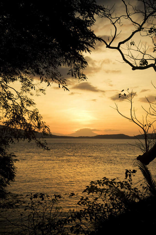 无人,竖图,室外,白天,正面,旅游,度假,湖,湖泊,美景,日落,水,植物,菲律宾,亚洲,平静,湖面,景观,水流,水面,晚霞,霞光,落日,背光,娱乐,树,树木,黄色,绿色,自然,黄昏,湖水,享受,休闲,景色,彩霞,放松,东南亚,生长,成长,宁静,自然风光,逆光,菲律宾共和国,菲律宾群岛,吕宋岛,夕照,夕阳,彩图,斜阳