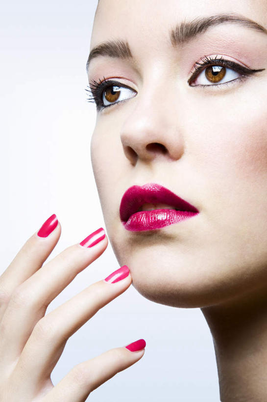 西方人,嘴,手,指甲,一个人,摸,竖图,室内,特写,白天,白色背景,侧面,性感,欧洲,欧洲人,仅一个年轻女性,仅一个女性,仅一个人,抚摸,装饰,指甲油,注视,口红,观察,看,手部,手指,诱惑,摄影,影棚,观看,华丽,修饰,勾引,点缀,察看,红唇,关注,衬托,美观,雅致,雅观,引诱,尤物,年轻女性,女人,女性,白种人,口,口腔,手指甲,嘴巴,嘴唇,触摸,接触,半身,彩图,影棚拍摄,拍摄,佳丽,丽人,美人