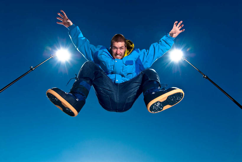 西方人,一个人,运动员,跳,笑,微笑,露齿笑,横图,室外,白天,仰视,锻炼,运动,路灯,照明,欧洲,欧洲人,仅一个男性,仅一个人,服装,灯光,棕色,半空,灯,仅一个年轻男性,衣服,蓝色,蓝天,天空,天,打开,温暖,服饰,晴朗,羽绒服,保暖,照亮,开启,御寒,照明设备,万里无云,两盏,冬装,体育,杆子,男人,男性,年轻男性,白种人,晴空,晴空万里,体育运动员,运动选手,跳跃,彩图,低角度拍摄,全身,健身,短发